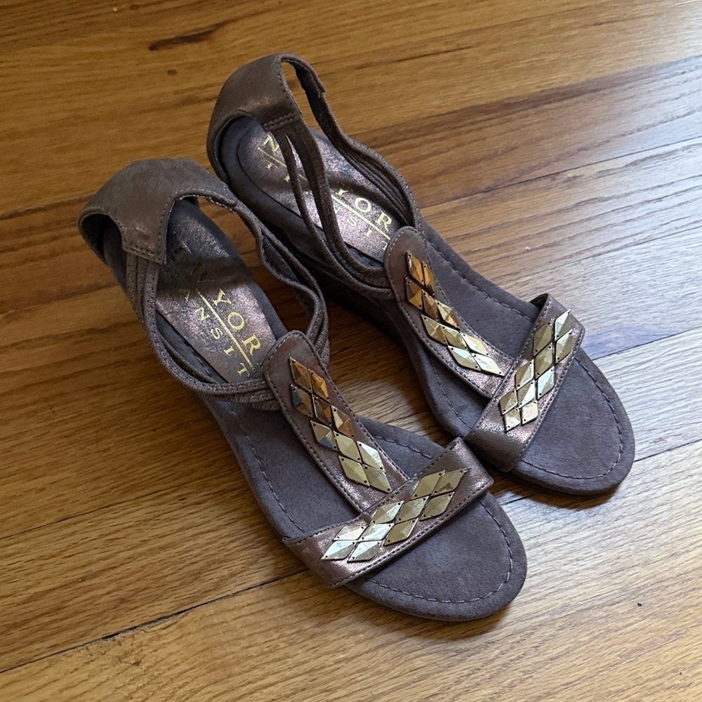 New York Transit Brown Copper Metal Accent Wedge Sandal 6.5